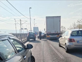 KOLAPS NA PANČEVAČKOM MOSTU ZBOG SAOBRAĆAJNE NEZGODE Velika gužva na licu mesta, vozači oprez!