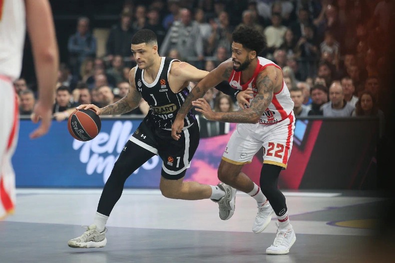 PARTIZAN NEKOLIKO PUTA ODBIJAO DA UMRE I USPEO DA SLAVI POSLE PREOKRETA Crno-beli brutalnom četvrtom četvrtinom bacili na kolena Olimpijakos