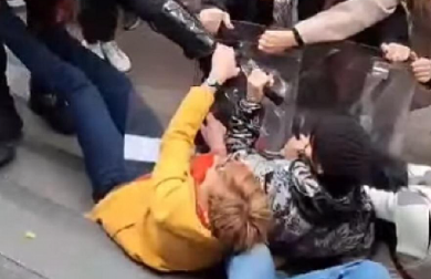 "NAPAD NA POLICAJCA NAPAD NA DRŽAVU" Sindikat srpske policije podneo inicijativu da se ukine imunitet poslanicama koje su otimale štit policajcu