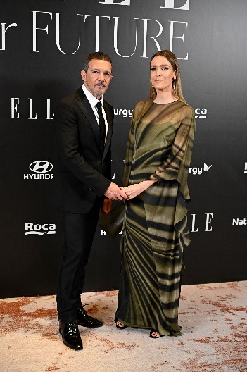 NIJE SE ZNALO KO JE OD NJIH DVOJE LEPŠI  Čuveni šmeker i u 64. godini dominira, a ona kao lepotica iz bajke