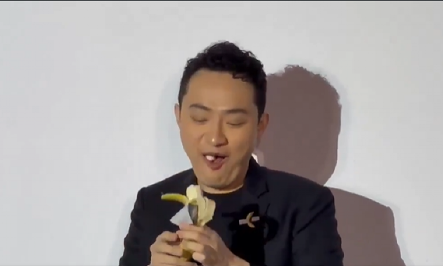 SKUPA VOĆKA Platio je umetničku bananu 6 miliona evra – onda ju je pojeo (VIDEO)