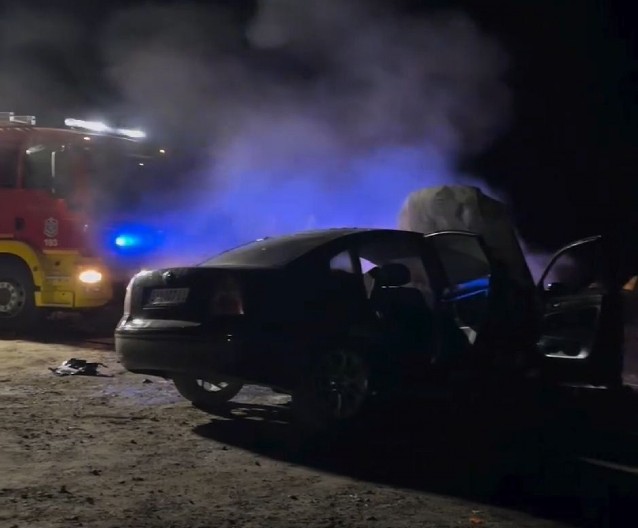 AUTOMOBIL POLILI BENZINOM PA GA ZAPALILI Uhapšena trojica tinejdžera