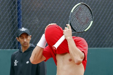 TENISER IMAO IZLIV KRVI NA MOZAK Srušio se posle samo jednog gema, hitno morao na operaciju