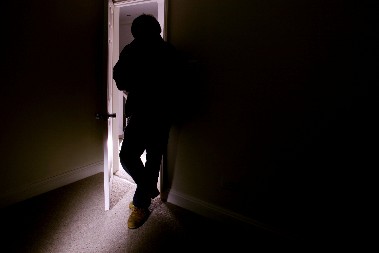 DEVOJČICU (8) NAPASTVOVAO STARAC: "IGRALE SU ŽMURKE, A ONDA JE PRIŠAO DEDA DRUGARICE I DODIRIVAO JE PO..."