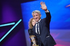 SVI SU GLEDALI U NOVU DEVOJKU ŠONA PENA  Valerija je 34 godine mlađa od njega, a slavni glumac se ne odvaja od zgodne crnke