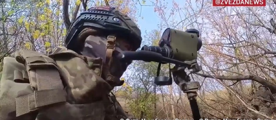 RUSKI SNAJPERISTA MASAKRIRAO KOLONU PEŠADIJE: Snimak  kroz nišan koji će vas ostaviti bez daha! (VIDEO)