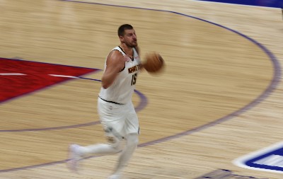 POSLAO GA PO BUREK Jokić brutalno osramotio Stefa Karija, kakav potez (VIDEO)