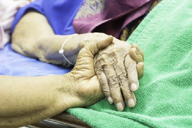 PORODIČNA TAJNA DUGA 70 GODINA ISPLIVALA NA POVRŠINU  Majka joj na samrti otkrila jezivu istinu zbog koje joj se život promenio iz korena