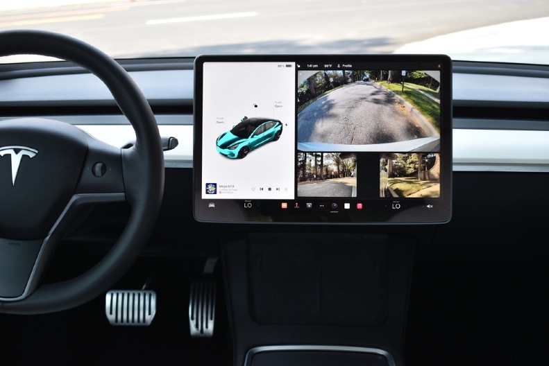 Otkazale kočnice, roditelji su joj povređeni – a ona mora da plati odštetu Tesli!