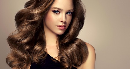 NAJPOPULARNIJI TRIK ZA VOLUMEN  Kažu da deluje čak i na jako tankoj kosi, a dobićete frizuru za par sekundi!