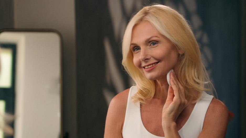 ŠMINKA KOJA ĆE VAM SKINUTI 10 GODINA! Evo koja boja karmina i vrsta pudera daju svež i mladolik izgled