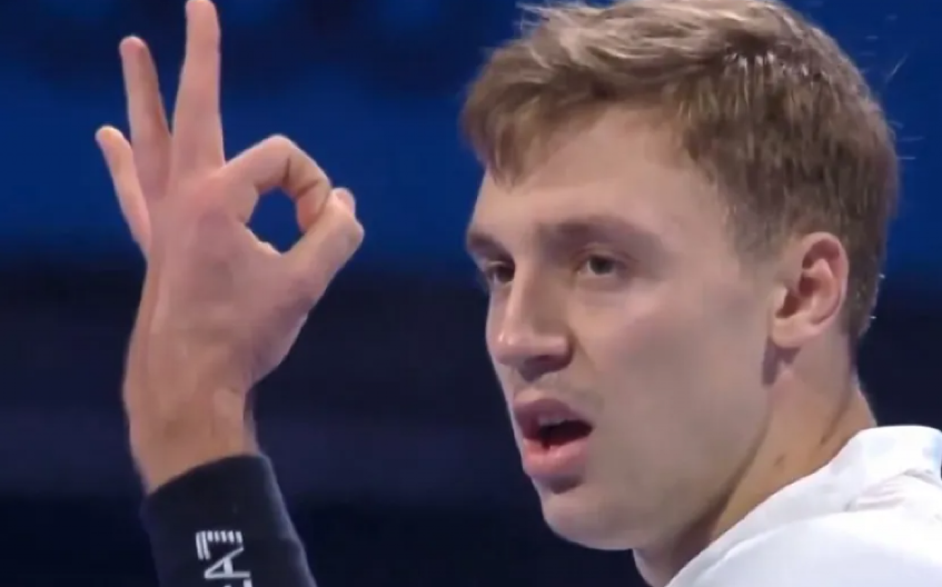 DIGLA SE VELIKA PRAŠINA Da li je Hamad zbog ovog poteza razbesneo Cicipasa?! Pokazao mu simbol čije značenje je šokiralo sve (VIDEO)