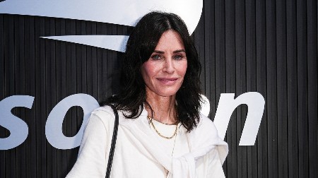 ZATEGNUTA DO SAVRŠENSTVA U 60. GODINI Zvezda serije ,,Prijatelji" prošetala u crnom bikiniju, na telu ni gram viška, svi su zumirali u ovo