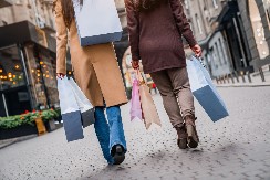 PA, PA BELE — OVE BOJE IH POTPUNO POTUKLE 5 nijansi patika koje će dominirati na proleće 2025. godine, žene već kupuju po 2, 3 para