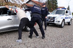 PADAJU POLICAJCI ŠIROM SRBIJE! Policija hapsi po celoj Srbiji, evo šta su sve radile "prljave značke"