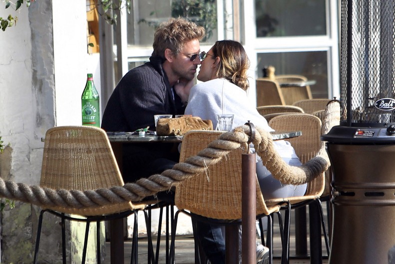 NAJZGODNIJA PENZIONERKA NA SVETU NE SKIDA RUKE SA SVOG NOVOG DEČKA  Nisu mogli da se "zasite" jedno drugog čak ni u punom kafiću