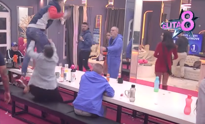 ENA OPSOVALA MAJKU MALOM PEJI! Sin Zlate Petrović se preko stola zaleteo na Čolićevu: ''Nije te vaspitala na vreme'''