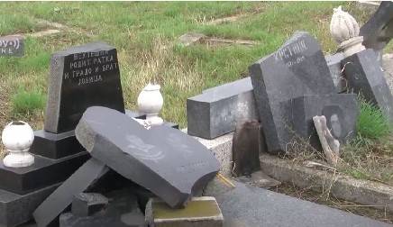 SPOMENICI OSKRNAVLJENI, SVE U KOROVU! Srbi na Zadušnice obišli groblje u južnoj Kosovskoj Mitrovici
