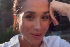 KOŠULJA I FARMERKE SU IDEALAN SPOJ S razlogom su postali prolećna uniforma, pristaju svim ženama jer ističu samo ono najbolje