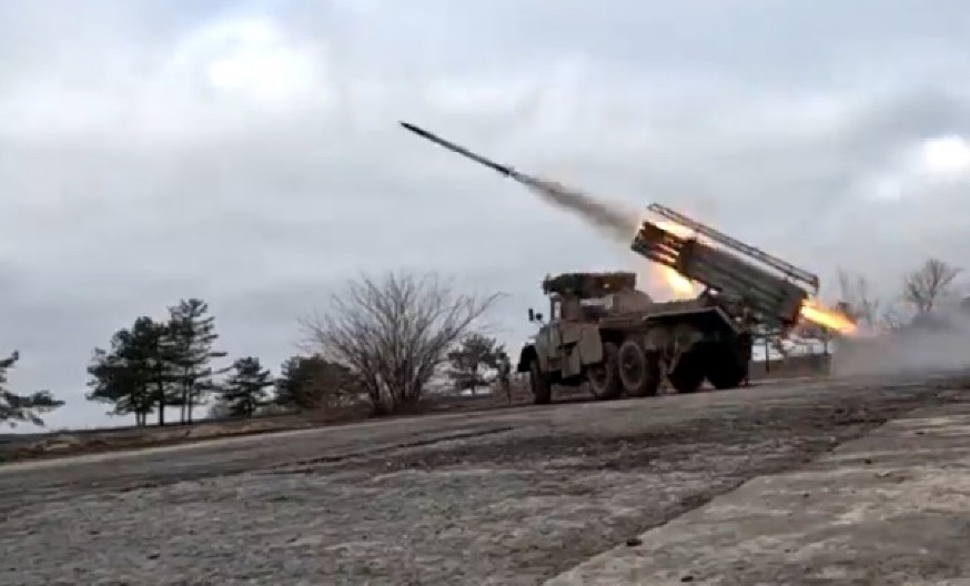 BARAŽ RAKETNE VATRE PO UKRAJINSKIM POLOŽAJIMA Rusi napravili PAKAO na frontu, Ministarstvo objavilo snimak (VIDEO)