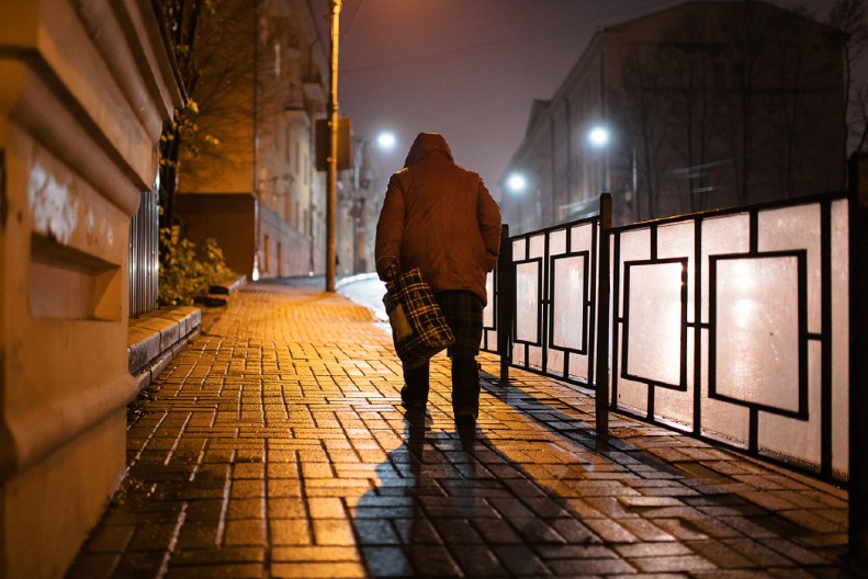 VIC DANA Pao mrak, jedna baba mora da se vrati kući sama...