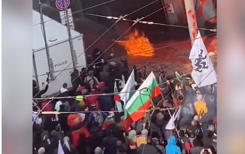 EKSKLUZIVNO: Haos u Sofiji! Demonstranti napali zgradu EU! (VIDEO)