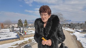 MARA VEĆ 26 GODINA, SVAKOG DANA, PEŠAČI ŠEST KILOMETARA DO GROBA SVOG SINA "Samo sam ih pitala: 'Je l’ moje dete živo?' i više se ničega ne sećam"