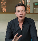 NAŠ GLUMAC POKUŠAO DA SE UBIJE ZBOG DUGA OD 30.000 EVRA Plašio se da li će detetu moći da obezbedi sve što mu treba