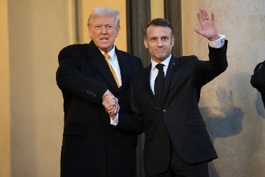 RUSIJA I AMERIKA PO PRVI PUT ZAJEDNO Burno u Vašingtonu letele varnice oko para između Trampa i Makrona