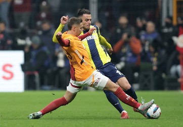 PREKO 30.000 POLICAJACA, 50.000 NAVIJAČA, ALI NULA GOLOVA Remi u velikom derbiju Turske po meri Galatasaraja, Fenerbahčeu izmiče titula