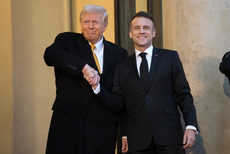 RUKOVANJE O KOJEM BRUJI CEO SVET Tramp i Makron postali viralno popularni (VIDEO)