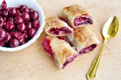 DOMAĆA PITA SA VIŠNJAMA Poslastica koja budi nostalgiju na detinjstvo, a odlično ide uz kafu ili čaj