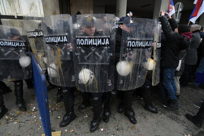 NASILJE OPOZICIJE U ZAJEČARU Pokušali da upadnu u Gradsku upravu, gađali obezbeđenje jajima i koristili suzavac!