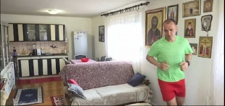 ALEKSANDAR JE ISTRČAO MARATON U DNEVNOJ SOBI ZA PET SATI I 50 MINUTA  Do sada je skupuo 170.000 evra i poslao mnogu decu na lečenje