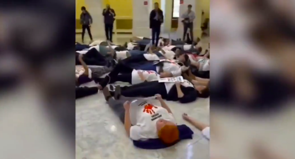 SAD JE SVE JASNO! Isti simboli uposlenika USAID-a i opozicije i "studenata" u Srbiji! (VIDEO)