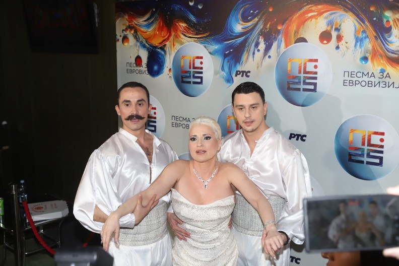 VODITELJ RTS NA METI MAJE NIKOLIĆ: "Pogledajte snimak kako mi se podsmeva, ozbiljan kreten"