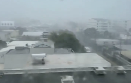 STIŽE CIKLON SA UDARIMA OD 200KM NA SAT, PROGLAŠEN NAJVIŠI NIVO UZBUNE! Građanima strogo zabranjeno kretanje, snimci oluje osvanuli na internetu (VIDEO)