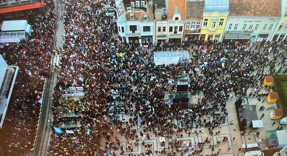 KOLONE PRISTIGLE NA TRG KRALJA MILANA "Studentski" protest u Nišu (FOTO)