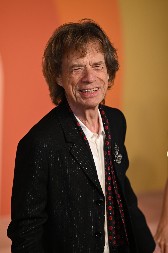 MIK DŽEGER (81) POČISTIO SVE SA CRVENOG TEPIHA  Došao sa ženom (37), zli jezici kažu da mu treba dati Oskara za hrabrost!