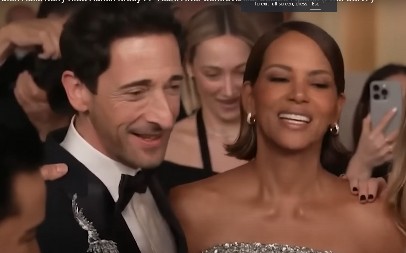 "ČEKALA SAM 21 GODINU DA TO URADIM" Hale Beri strastveno poljubila Edrijena Brodija pred devojkom, svi je zapanjeno gledali!