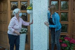 KOMŠINICA JE NAJSTRAŠNIJE IZVREĐALA JER JE "ZAPOSTAVILA" DETE Mama Ivana joj nije ostala dužna... "kad već napada, morala sam da se branim"