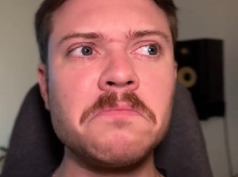 SKANDALČINA NA AERODROMU, PREKRŠIO VAŽNO PRAVILO Vraćao se sa puta, a onda je pas onjušio njegovu torbu i otkrio nešto zabranjeno! (VIDEO)