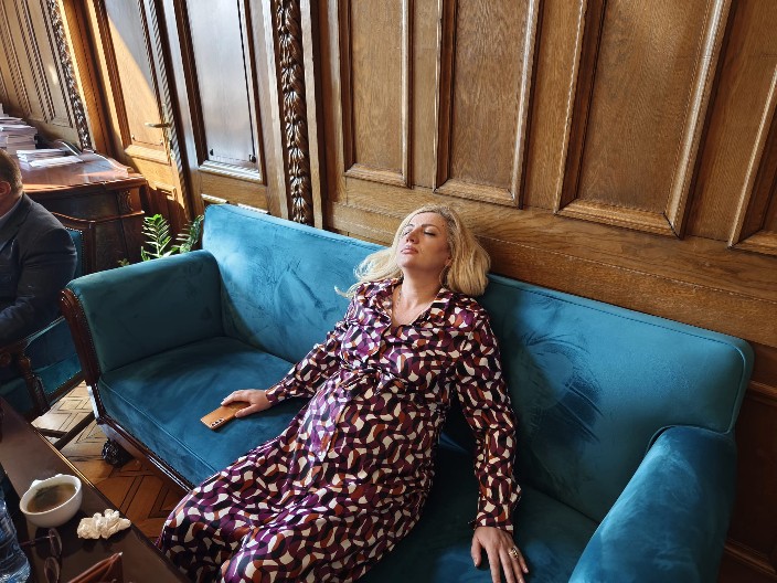 BRUTALNO NASILJE ĐILASOVACA Lekari pružaju pomoć trudnoj poslanici nakon haosa u Skupštini! (VIDEO)