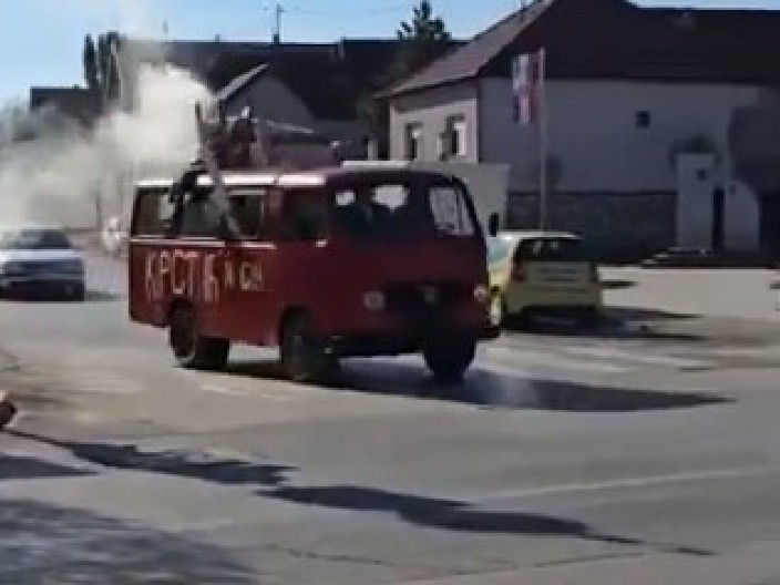 NEOBIČNA SCENA U HRVATSKOJ NASMEJALA REGION Kombi sa natpisom ''Krstić i sin'' se pojavio na ulicama, reakcija meštana je totalni hit! (VIDEO)