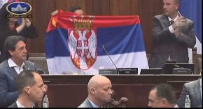 BRNABIĆ RAZVILA ZASTAVU SRBIJE U SALI "Ovo je naš odgovor na Kurtijevu politiku" (VIDEO)