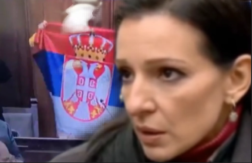MARINIKA MISLI DA SMO SLEPI: Brnabić stavlja zastavu na stolicu, ona laže da baca na pod?!