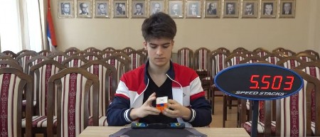 RUBIKOVU KOCKU SLOŽI ZA NEKOLIKO SEKUNDI, MOŽE I NOGAMA Talentovani srednjoškolac iz Bačkog Petrovca oborio je čak 31 nacionalni rekord (VIDEO)