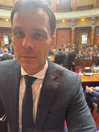 MINISTRA MALOG DIMNOM BOMBOM POGODILA JELENA JERENIĆ IZ ZELENO-LEVOG FRONTA: Bez obzira na napad nastavio da se bori za građane