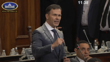 SINIŠA MALI KONCENTRISAN: Ministar za govornicom pričao o zakonima dok opozicija divlja i urliče!