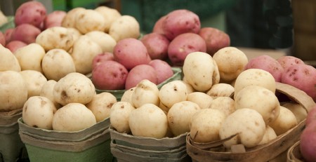 BELI ILI CRVENI KROMPIR, KOJI JE ZDRAVIJI?  Jedan reguliše šećer u krvi i daje duži osećaj sitosti